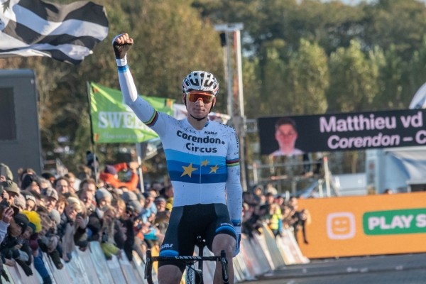 Van der Poel boekt ruime zege in Ruddervoorde