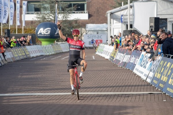 Van IJzendoorn naar titel bij de masters + video