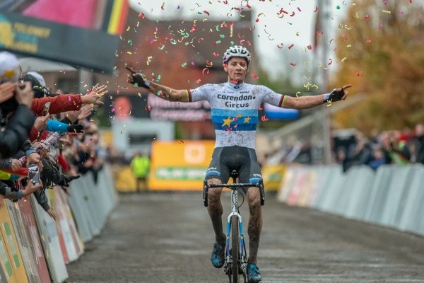 Van der Poel klasse apart in Gavere