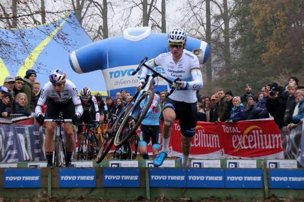 Van der Poel zet zegereeks voort in Wachtebeke