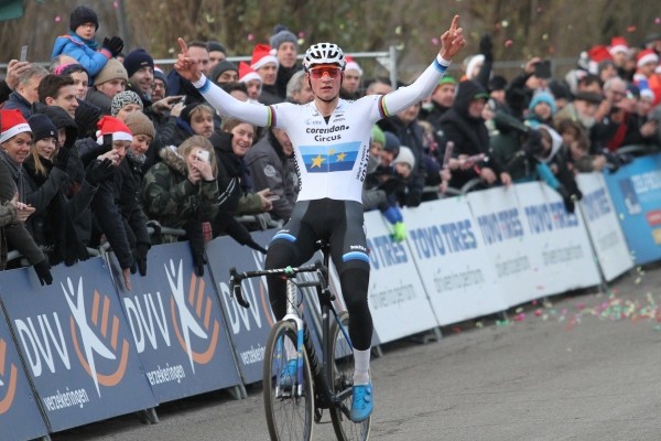 Van der Poel pakt draad moeiteloos weer op