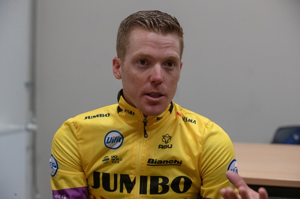 Steven Kruijswijk stapt uit de Vuelta