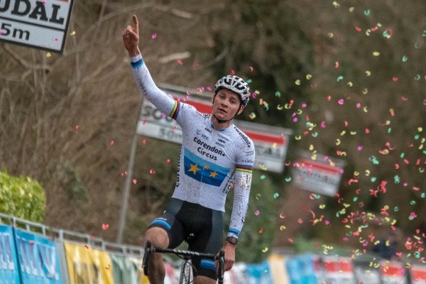 Van der Poel wint ruim in Loenhout