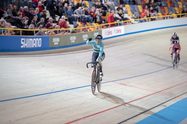 Van Riessen wint NK keirin met overmacht