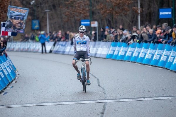 Pim Ronhaar wint NK Veldrijden junioren (+video)