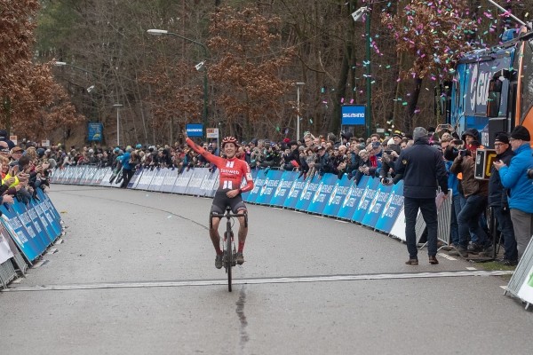 Lucinda Brand wint NK veldrijden (+video)