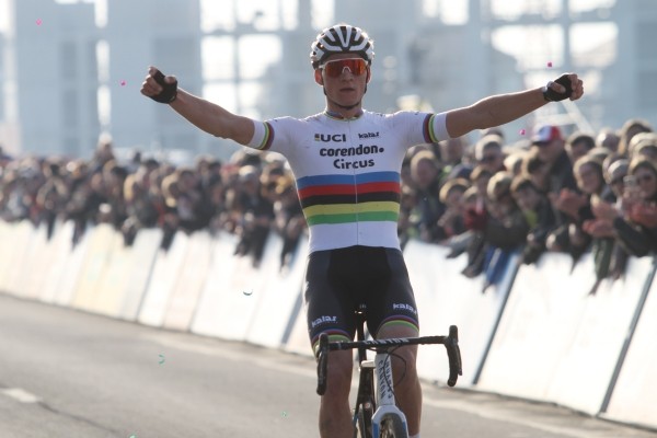 Van der Poel voltooit perfecte reeks in Superprestige