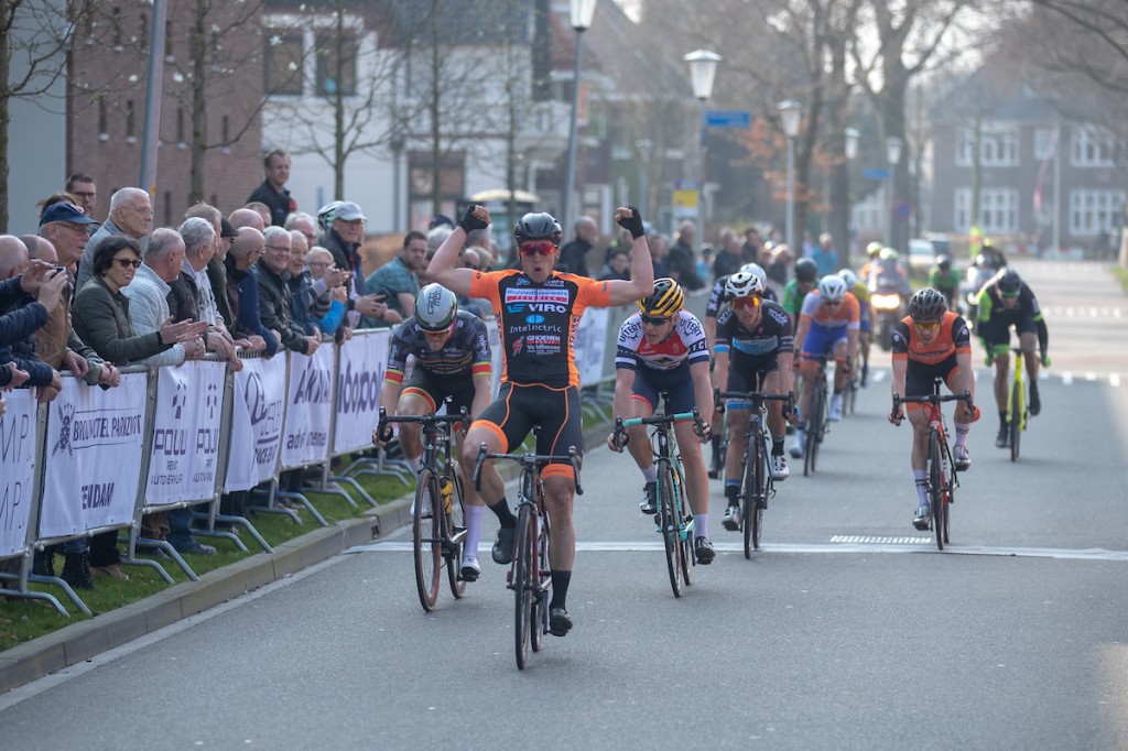 Jos Koop wint de Omloop van de Veenkolonien (+video)