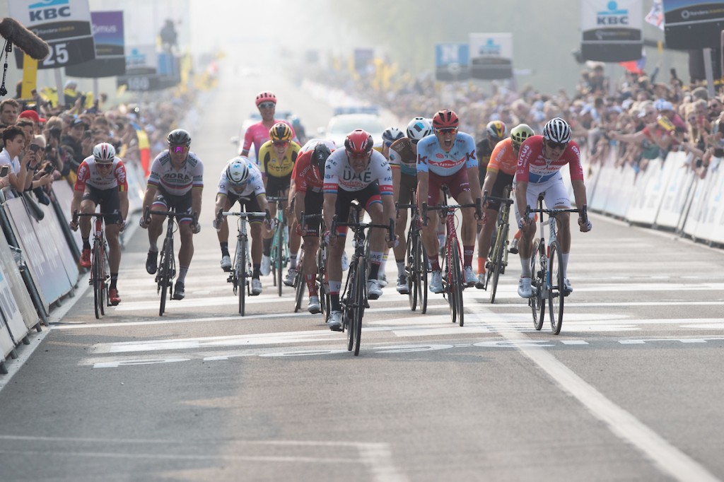 Van der Poel wint en leidt in de Sarthe