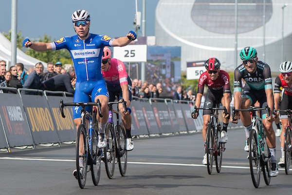 Jakobsen grijpt zijn eerste kans in de Tour