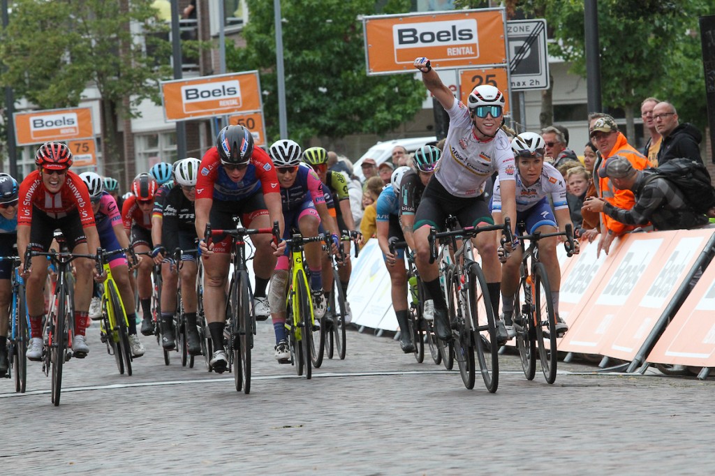 Boels Ladies Tour: Wiebes wint en leidt