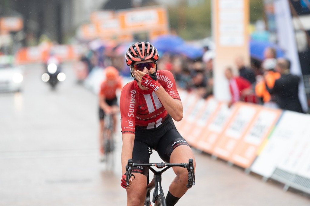 Boels Ladies Tour:  in Nijmegen wint Koch