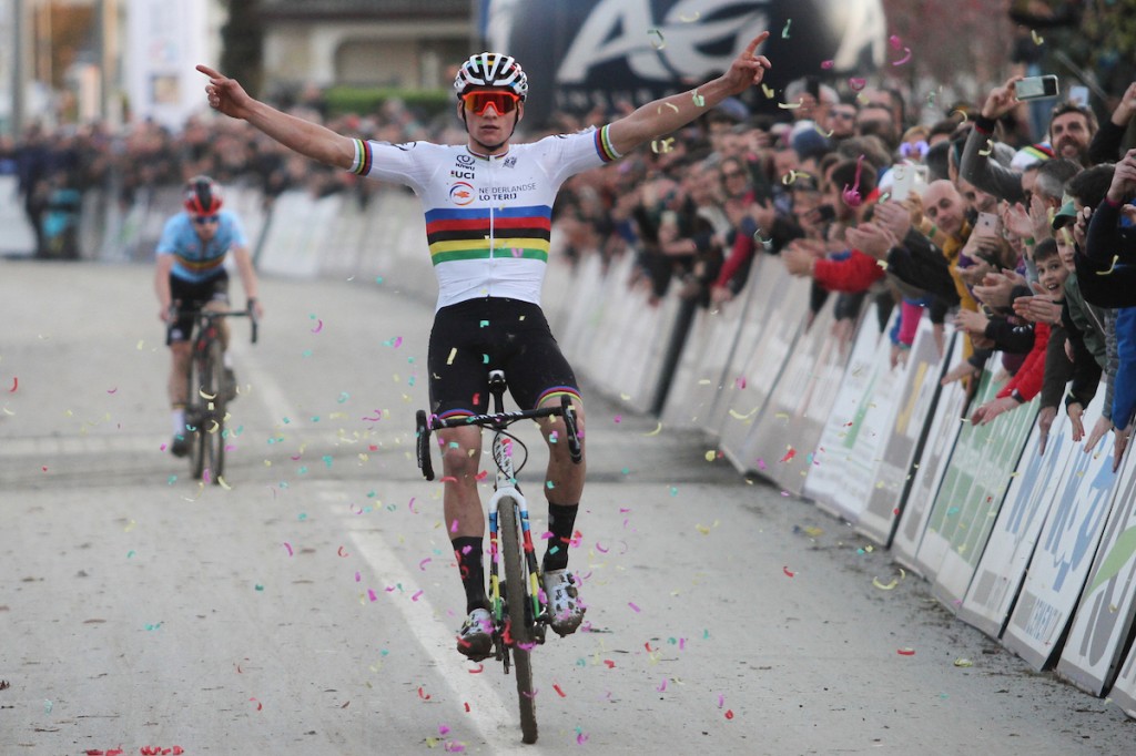 Van der Poel wint EK veldrijden in Silvelle