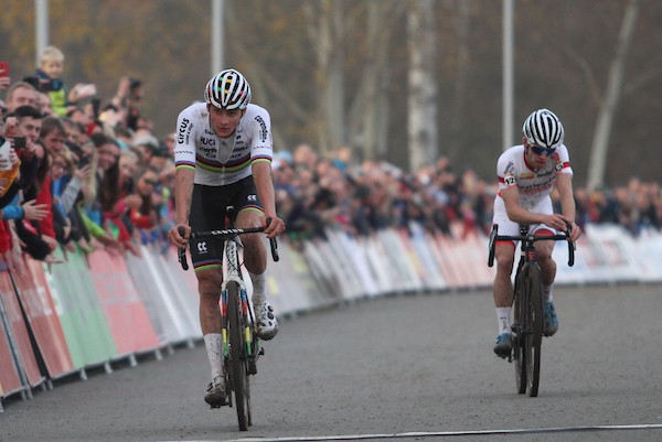 Van der Poel wint na spannend gevecht in Tabor