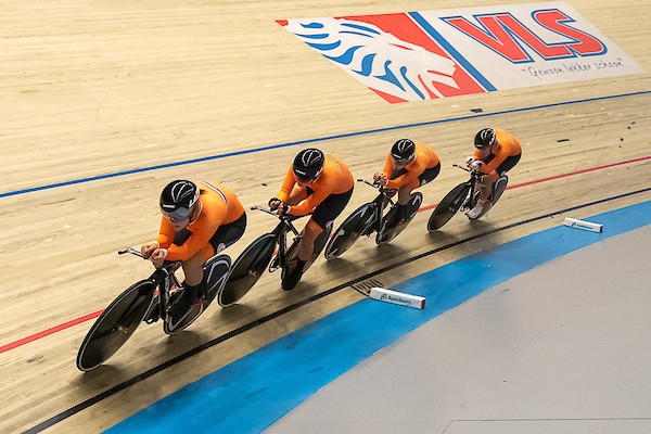 NK Teamsprint en Ploegachtervolging naar december