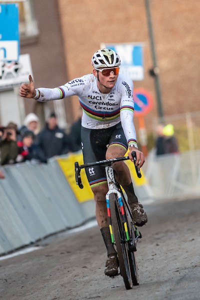 Van der Poel herstelt de orde in Overijse