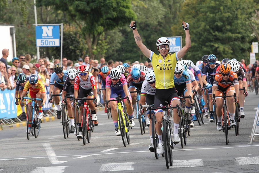 Wiebes slaat slag in slotrit BeNe Ladies Tour