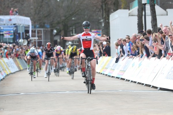 Uneken wint slotrit HAT voor junior-vouwen