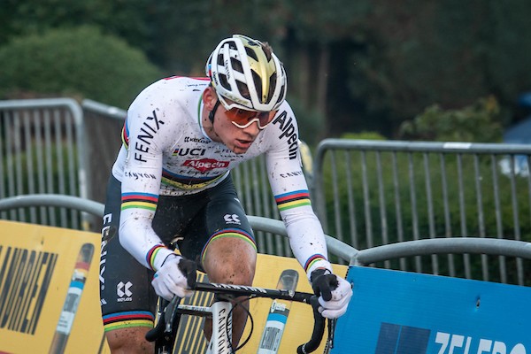 Van der Poel wint in regenboogtrui