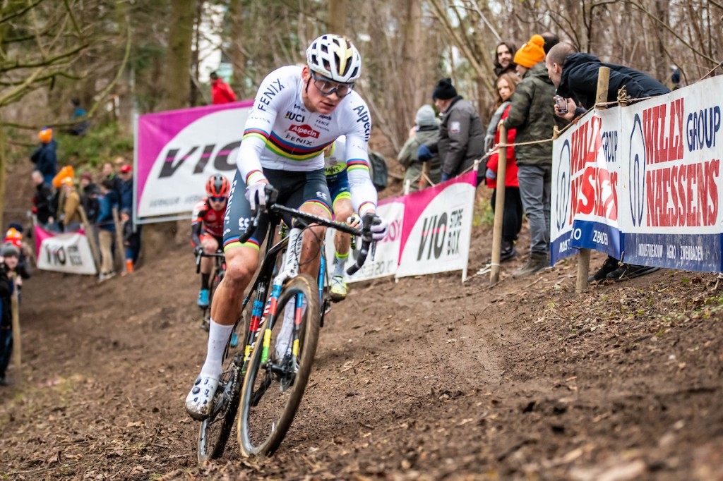 Van der Poel wint afgetekend in Heusden-Zolder