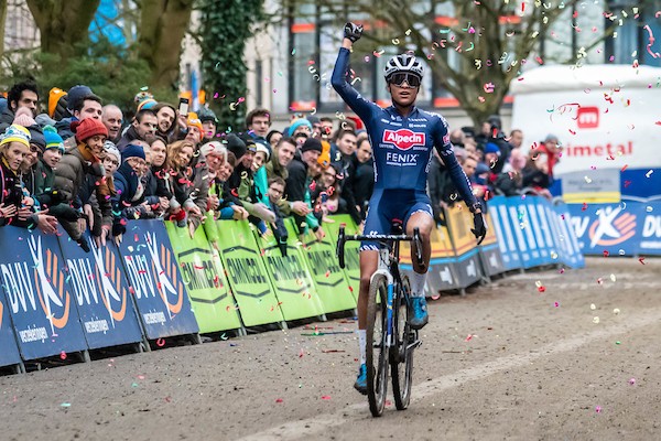 Alvarado naar eerste seizoenszege in Niel