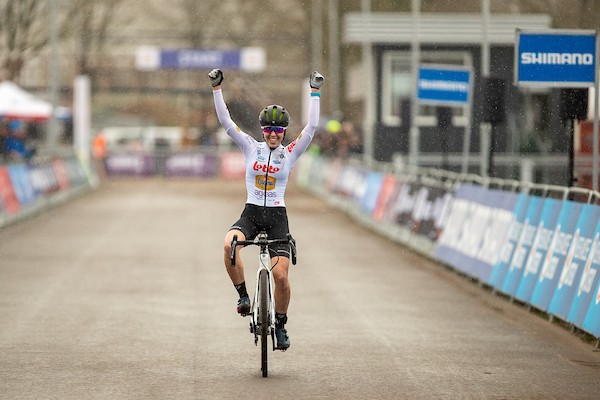 Van Anroooij wint NK Veldrijden + video