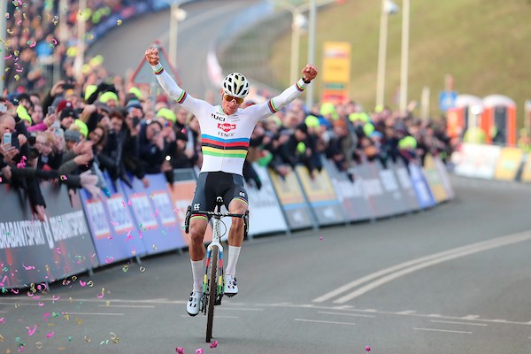 Van der Poel wint overtuigend thuiswedstrijd