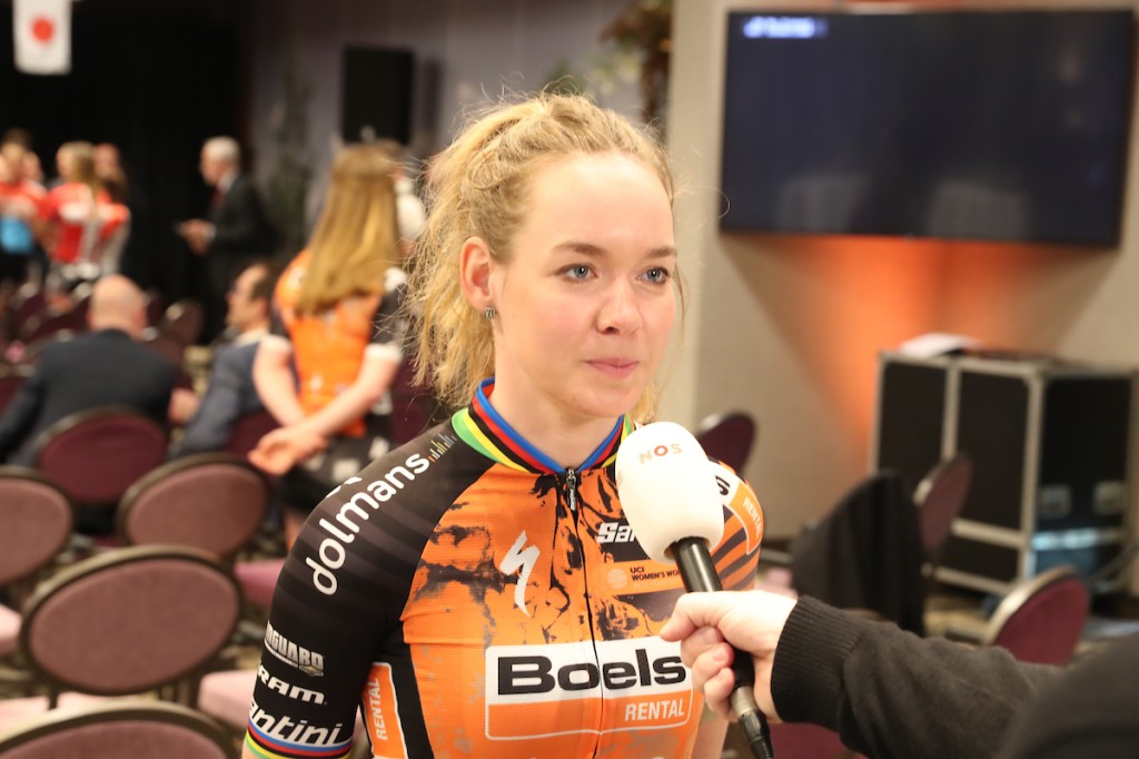 Van der Breggen wint in Valencia