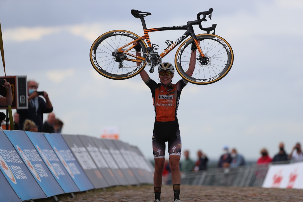 NK Vrouwen: goud is voor Van der Breggen