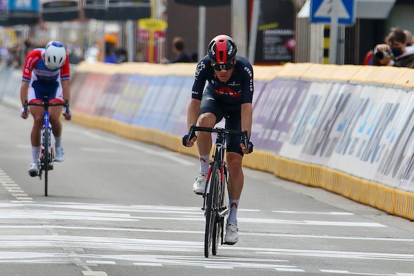 Van Baarle gokt en wordt vijfde in Tour