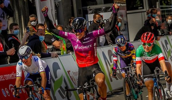 Vollering klopt Rooijakkers en wint in Itzulia Women