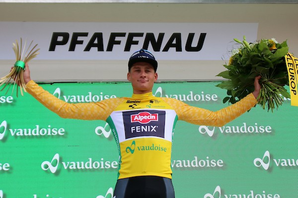 Van der Poel behoudt geel, verliest Philipsen