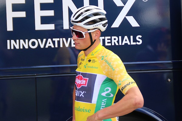 Van der Poel tweede maar houdt nipt geel