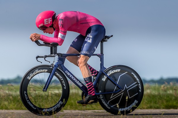 Julius van den Berg verlengt bij EF-Nippo