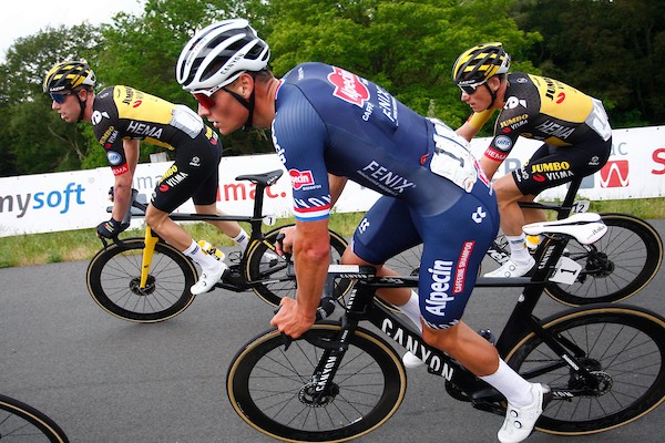 Démare wint in Giro, Van der Poel verliest paars