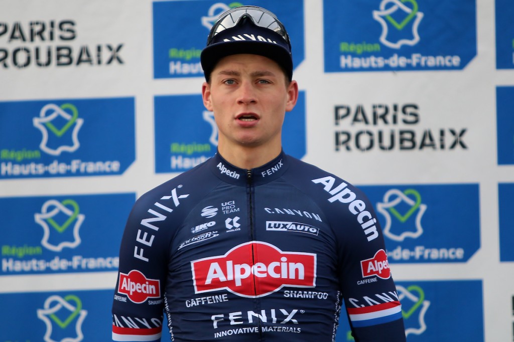 Van der Poel is nipt derde in Parijs-Roubaix