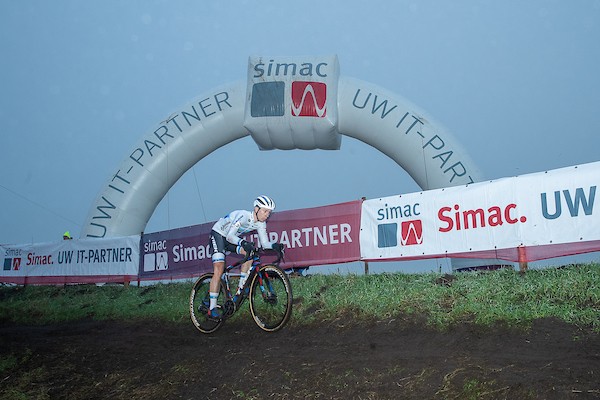 Pidcock wint in Rucphen, Van der Haar vijfde