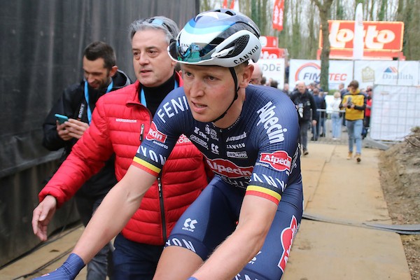 Tim Merlier gehaald en gebracht per helicopter