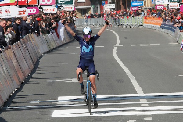 Van Vleuten soleert naar winst in Luik