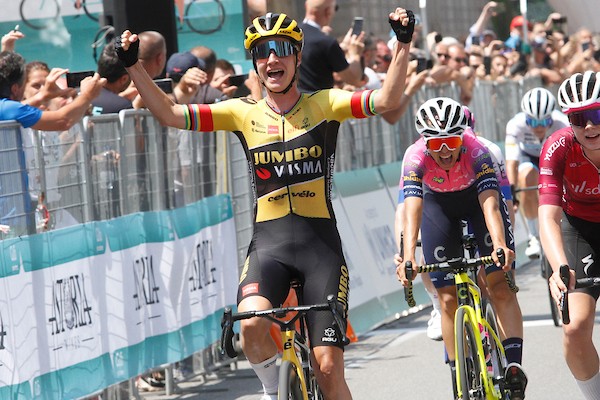 Vos wint in Bergamo, Van Vleuten slaat aanval af