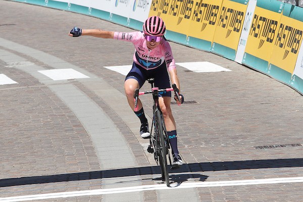 Van Vleuten steviger in roze ondanks val