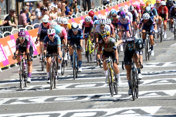 Wiebes wint Tourrit van haar dromen en pakt geel