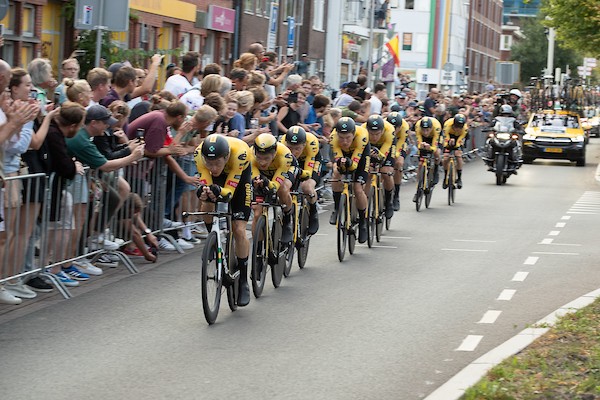 Jumbo-Visma wint ploegentijdrit Utrecht, Gesink in rood