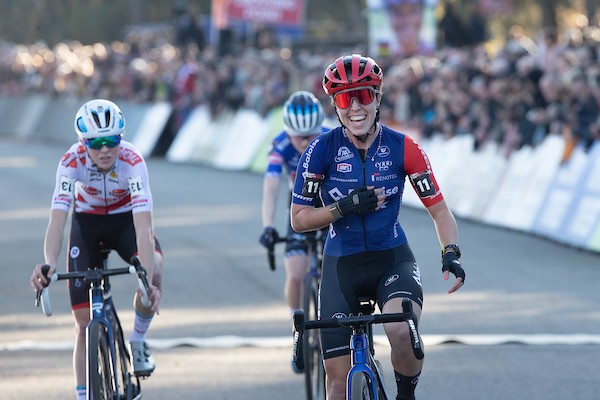 Van Anrooij naar de winst in GP Beekse Bergen