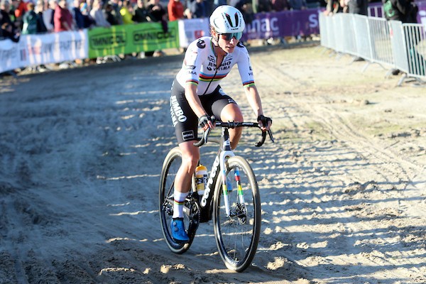 Vos wint haar eerste van seizoen in Kortrijk