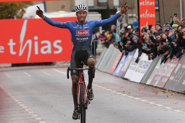 Van der Poel keert terug met winst