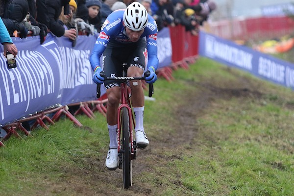 Van der Poel moet Van Aert weer voor zich dulden