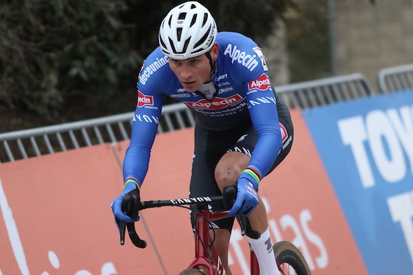 Van Aert klopt Van der Poel in Mol