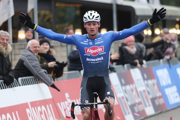 Van der Poel is klasse apart in Antwerpen