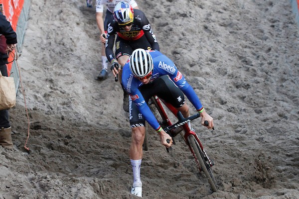 Van Aert houdt Van der Poel ver achter zich in Zonhoven